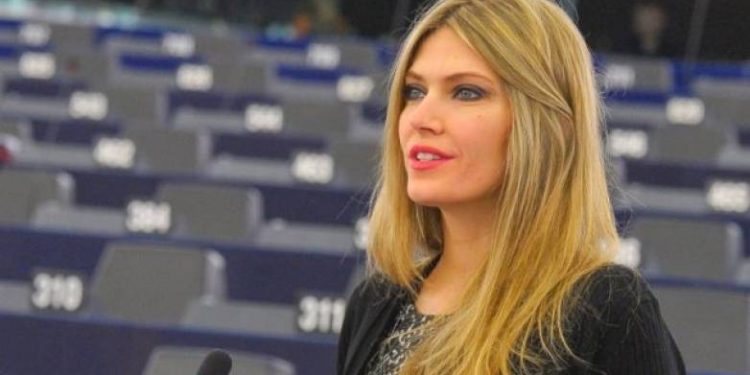 Το ΠΑΣΟΚ ζητά από την Εύα Καϊλή να παραδώσει την έδρα της