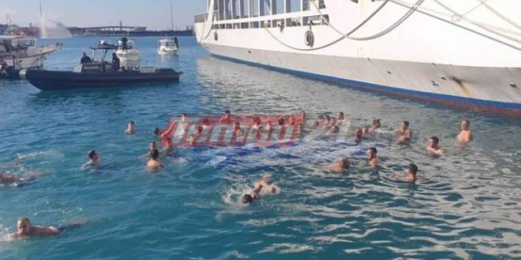 Πάτρα: Συγκινητικές στιγμές στην τελετή Κατάδυσης του Τίμιου Σταυρού – ΦΩΤΟ – ΒΙΝΤΕΟ