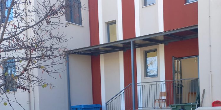 Κάδος ανακύκλωσης στο 1ο Δημοτικό Σχολείο Κάτω Αχαΐας – Ευχαριστίες του συλλόγου