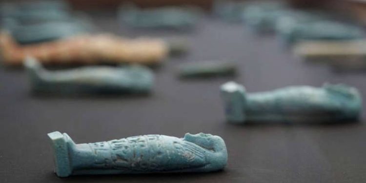 Αίγυπτος: Στο «φως» 4 τάφοι φαραώ και μια μούμια 4.000 ετών