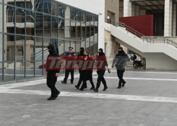 Υπόθεση Πάτρας: Η 34χρονη στο εδώλιο με φωτογραφία της Τζωρτζίνας στα χέρια – Δάκρυσε και δήλωσε αθώα
