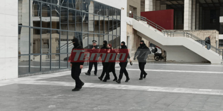 Υπόθεση Πάτρας: Η 34χρονη στο εδώλιο με φωτογραφία της Τζωρτζίνας στα χέρια – Δάκρυσε και δήλωσε αθώα