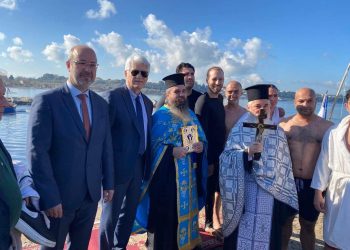 Aγιασμός των Υδάτων στις Αλυκές – Ο Θανάσης Κυριακόπουλος έπιασε τον Σταυρό