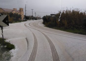 “Άσπρισαν” τα Καρέικα! Χαλαζόπτωση στη δυτική Αχαΐα – ΦΩΤΟ