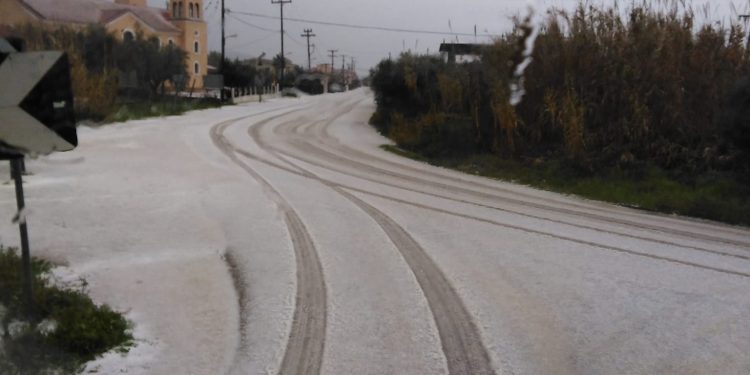 “Άσπρισαν” τα Καρέικα! Χαλαζόπτωση στη δυτική Αχαΐα – ΦΩΤΟ