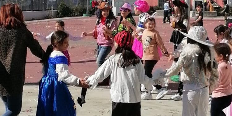 Τσικνοπέμπτη στο 1ο Δημοτικό Σχολείο Κάτω Αχαΐας: Μια μεγάλη παρέα με γέλια, τραγούδια και χορό! ΦΩΤΟ