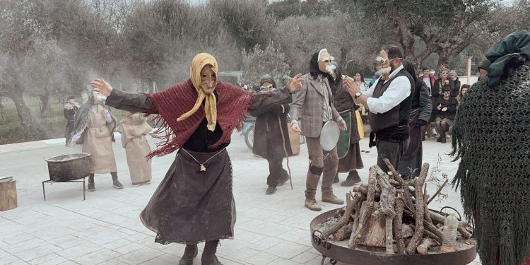 “Μπούλες Γομοστού 2023” – Ο σύλλογος αναβίωσε και φέτος το έθιμο του χωριού – ΦΩΤΟ