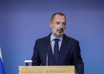 Ο Ανδρέας Κατσανιώτης συντονίζει την συγκέντρωση του ανθρωπιστικού υλικού
