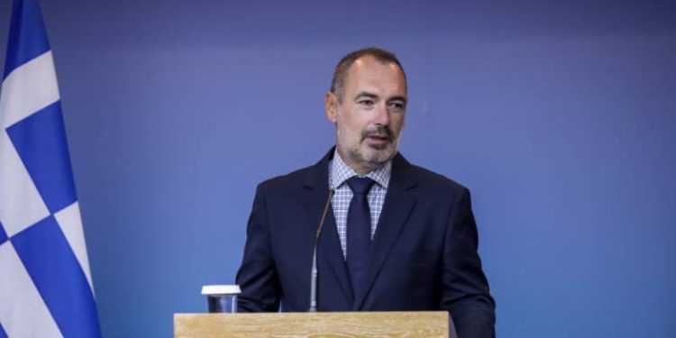 Ο Ανδρέας Κατσανιώτης συντονίζει την συγκέντρωση του ανθρωπιστικού υλικού