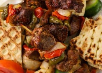 Κοντοσούβλι στη λαδόκολλα για την Τσικνοπέμπτη