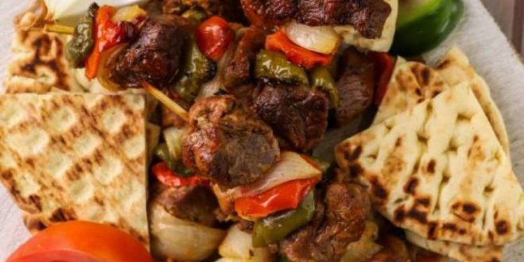 Κοντοσούβλι στη λαδόκολλα για την Τσικνοπέμπτη