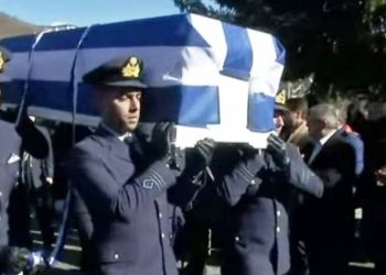 Σκηνές αρχαίας τραγωδίας στο Νευροκόπι Δράμας: «Ψηλά – ψηλά» ψιθύριζε η μητέρα του Ευστάθιου Τσιτλακίδη – Υποβασταζόμενη η αρραβωνιαστικιά του στην κηδεία – LIVE