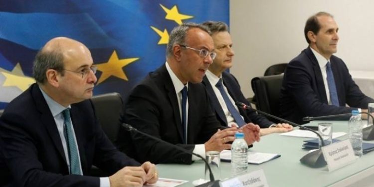 Οι 7 παρεμβάσεις για συνταξιούχους, οφειλέτες, αγρότες – Παραδείγματα για ένταξη στην ρύθμιση των 72 και 120 δόσεων