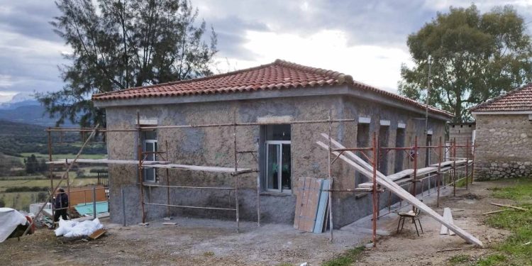 Στο δρόμο της αποκατάστασης το παλιό Δημοτικό σχολείο στη Χαραυγή – Νέα στέγη για πολιτιστικές και κοινωνικές ανάγκες της περιοχής