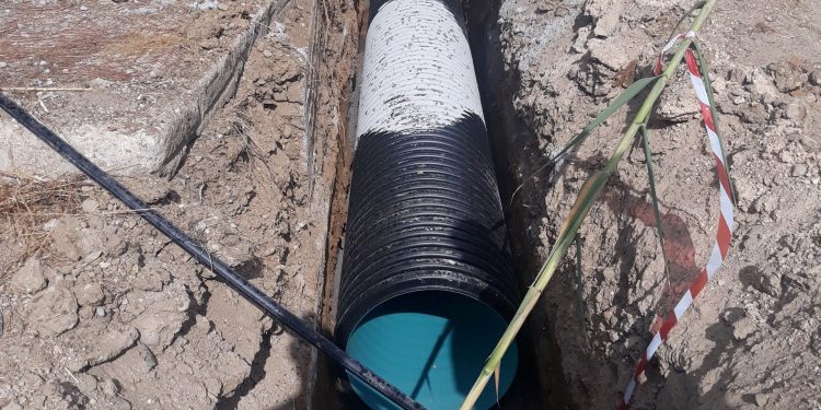 Η πραγματικότητα για τον αγωγό δίπλα στη σιδηροδρομική γραμμή