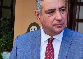 Ο Γιάννης Καρβέλης ματαίωσε συνέντευξη τύπου μετά την τραγωδία στα Τέμπη