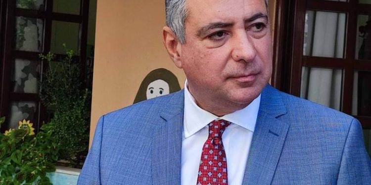 Ο Γιάννης Καρβέλης ματαίωσε συνέντευξη τύπου μετά την τραγωδία στα Τέμπη