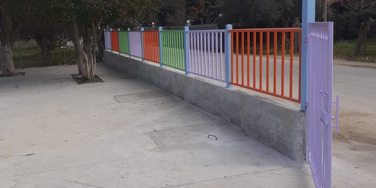 Δημοτικό Σχολείο Καρυάς: Νέα πολύχρωμη και ασφαλής κατασκευή