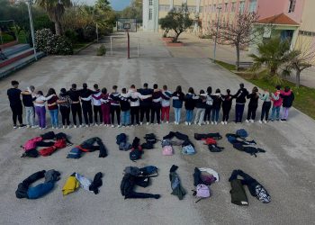 Συγκινεί το ΕΠΑΛ Κάτω Αχαΐας: Το μήνυμα με τις σχολικές τσάντες για την τραγωδία στα Τέμπη