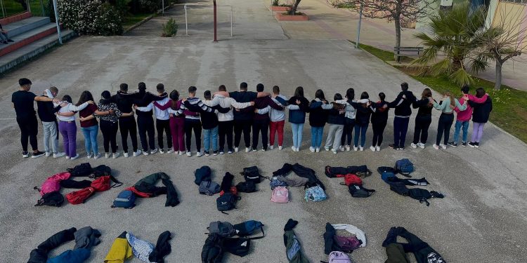 Συγκινεί το ΕΠΑΛ Κάτω Αχαΐας: Το μήνυμα με τις σχολικές τσάντες για την τραγωδία στα Τέμπη