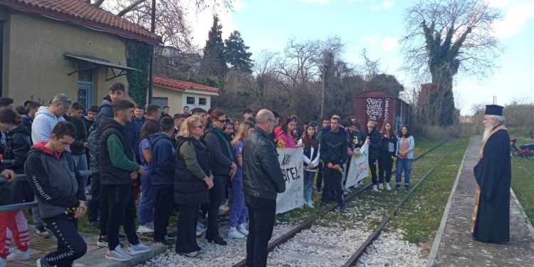Κάτω Αχαΐα: Πορεία και τρισάγιο στον σιδηροδρομικό σταθμό για τα θύματα της τραγωδίας στα Τέμπη – ΦΩΤΟ