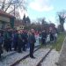 Κάτω Αχαΐα: Πορεία και τρισάγιο στον σιδηροδρομικό σταθμό για τα θύματα της τραγωδίας στα Τέμπη – ΦΩΤΟ
