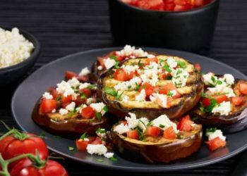 Μελιτζάνες στο φούρνο με ντοματίνια και κάππαρη