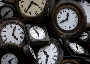 Μία ώρα μπροστά οι δείκτες των ρολογιών τα ξημερώματα της Κυριακής