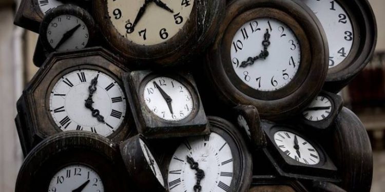 Μία ώρα μπροστά οι δείκτες των ρολογιών τα ξημερώματα της Κυριακής