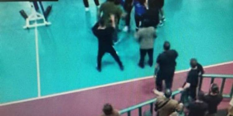 Πάτρα: Άγριο ξύλο σε αγώνα βόλει – Μετέτρεψαν σε ρινγκ το γήπεδο στο Κουκούλι – Παρέμβαση της Αστυνομίας ΒΙΝΤΕΟ