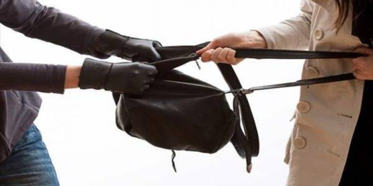 Πάτρα: Την πέταξε κάτω και της άρπαξε την τσάντα – Θύμα ληστείας ηλικιωμένη