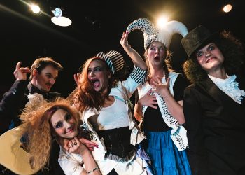 Στο “ΕΠΙΚΕΝΤΡΟ +” «Η Τρελή του Σαγιό» από το Θέατρο των Κωφών