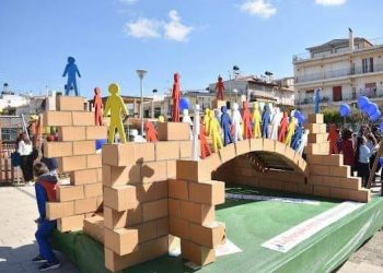Κάτω Αχαΐα: Η “γέφυρα” της αγάπης! Η απίθανη κατασκευή που κοσμούσε την πλατεία