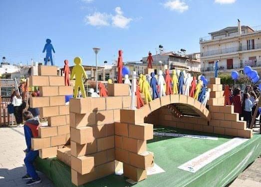 Κάτω Αχαΐα: Η “γέφυρα” της αγάπης! Η απίθανη κατασκευή που κοσμούσε την πλατεία