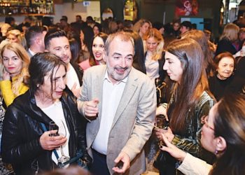 Ανδρέας Κατσανιώτης: “Χάθηκε” στις αγκαλιές των γυναικών! Το δώρο – έκπληξη στις καλεσμένες του – ΦΩΤΟ