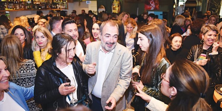 Ανδρέας Κατσανιώτης: “Χάθηκε” στις αγκαλιές των γυναικών! Το δώρο – έκπληξη στις καλεσμένες του – ΦΩΤΟ