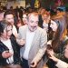 Ανδρέας Κατσανιώτης: “Χάθηκε” στις αγκαλιές των γυναικών! Το δώρο – έκπληξη στις καλεσμένες του – ΦΩΤΟ