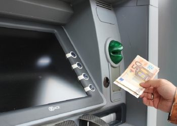 Αυξάνεται από σήμερα ο κατώτατος μισθός – Ποια επιδόματα επηρεάζονται και πόσο