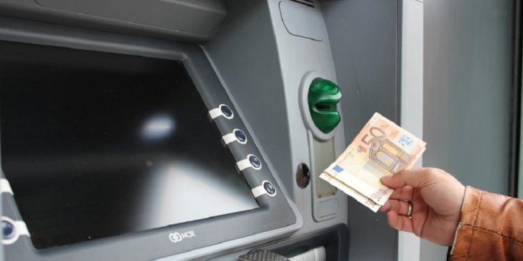 Αυξάνεται από σήμερα ο κατώτατος μισθός – Ποια επιδόματα επηρεάζονται και πόσο