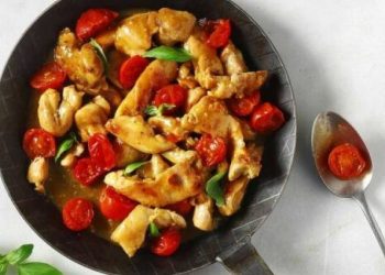 Φιλετάκια κοτόπουλου με ντοματίνια και βασιλικό
