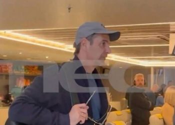 Ο Κυριάκος Μητσοτάκης επέστρεψε από την Τήνο με το πλοίο της γραμμής