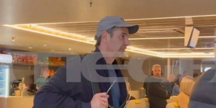 Ο Κυριάκος Μητσοτάκης επέστρεψε από την Τήνο με το πλοίο της γραμμής