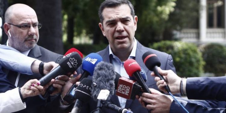 Τσίπρας: Αναλαμβάνω την ευθύνη για την ήττα, ζητώ συγγνώμη, θα δώσω τη μάχη