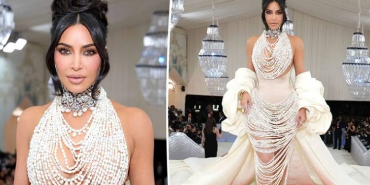 Kim Kardashian: Η εμφάνιση στο Met Gala 2023 με φόρεμα που συμπεριλάμβανε 50.000 μαργαριτάρια