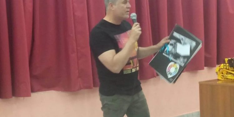 ΕΠΑΛ Κάτω Αχαΐας: Η μεγαλύτερη κάρτα ευχών στον διευθυντή!