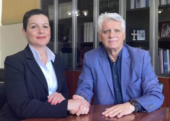 Στο πλευρό του Σπύρου Μυλωνά η Αρχόντω Καραμπελιά.