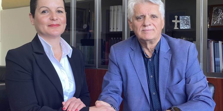 Στο πλευρό του Σπύρου Μυλωνά η Αρχόντω Καραμπελιά.