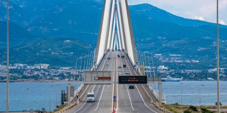 “Μπλόκο” Λιμενικών σε μετανάστες και διακινητές πάνω στην Γέφυρα – Κυνηγητό και συλλήψεις