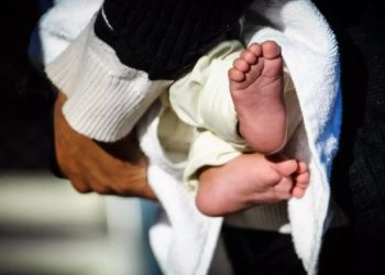Συνελήφθη για ανθρωποκτονία από αμέλεια ο πατέρας που ξέχασε την 5,5 μηνών κόρη του στο αυτοκίνητο και πέθανε