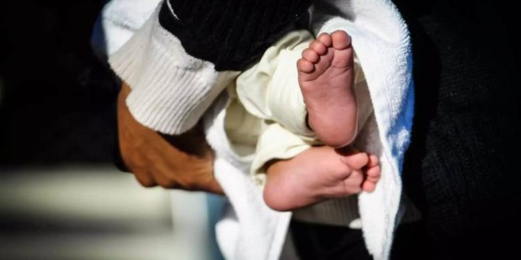Συνελήφθη για ανθρωποκτονία από αμέλεια ο πατέρας που ξέχασε την 5,5 μηνών κόρη του στο αυτοκίνητο και πέθανε